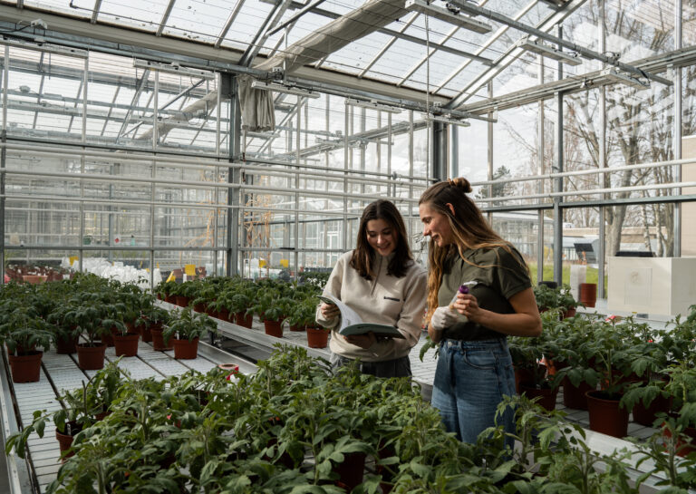 Two GROGREEN researchers in a greenhouse